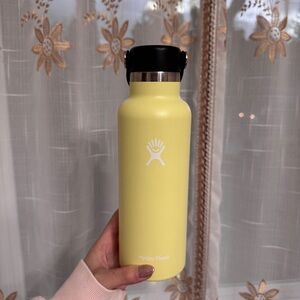 hydroflask 18oz in pineapple